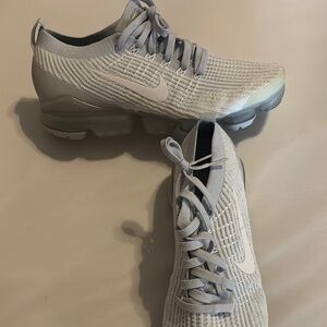 Nike Gray Athletic Shoes with Knit Design and Cushioning